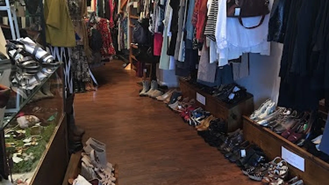 Consignment store in Oakland, California: Sola Lucy Consignment
