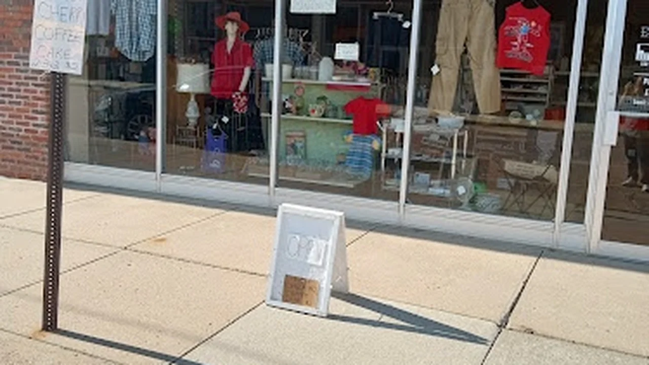 Consignment store in Wausa, Nebraska: Somebody's Treasures
