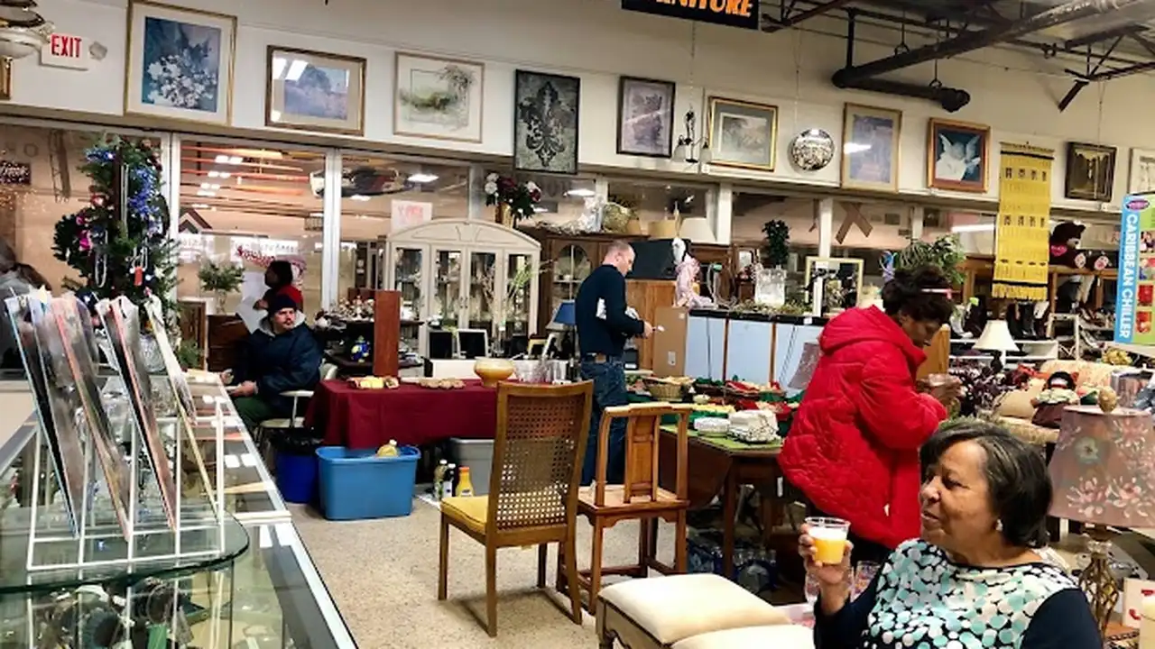 Consignment store in Flint, Michigan: Something Used Something New