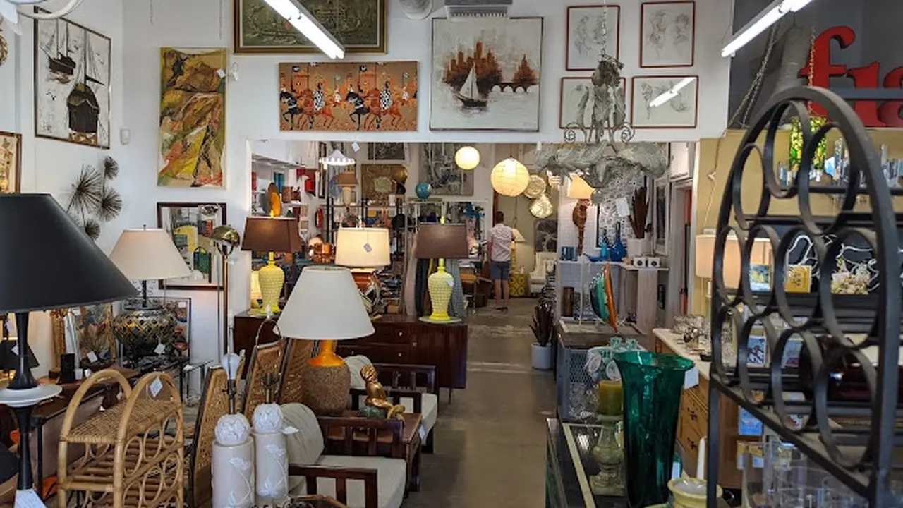 Consignment store in Cathedral City, California: Spaces