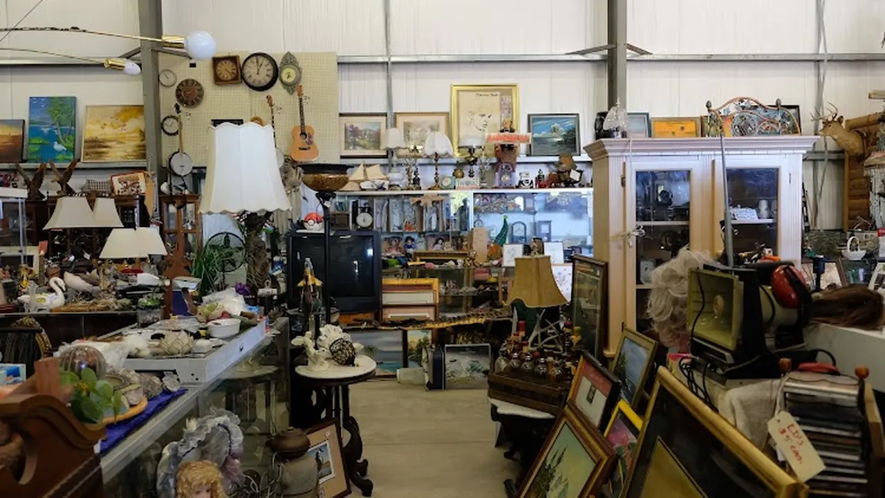 Consignment store in Okeechobee, Florida: Sparky's Trading Post Consignment Shop