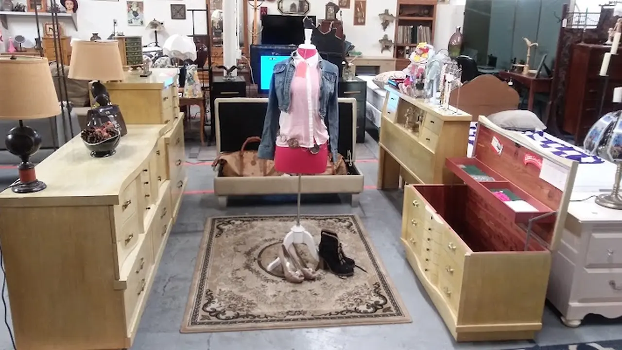Consignment store in St. Louis, Missouri: St Louis Consignment Gallery