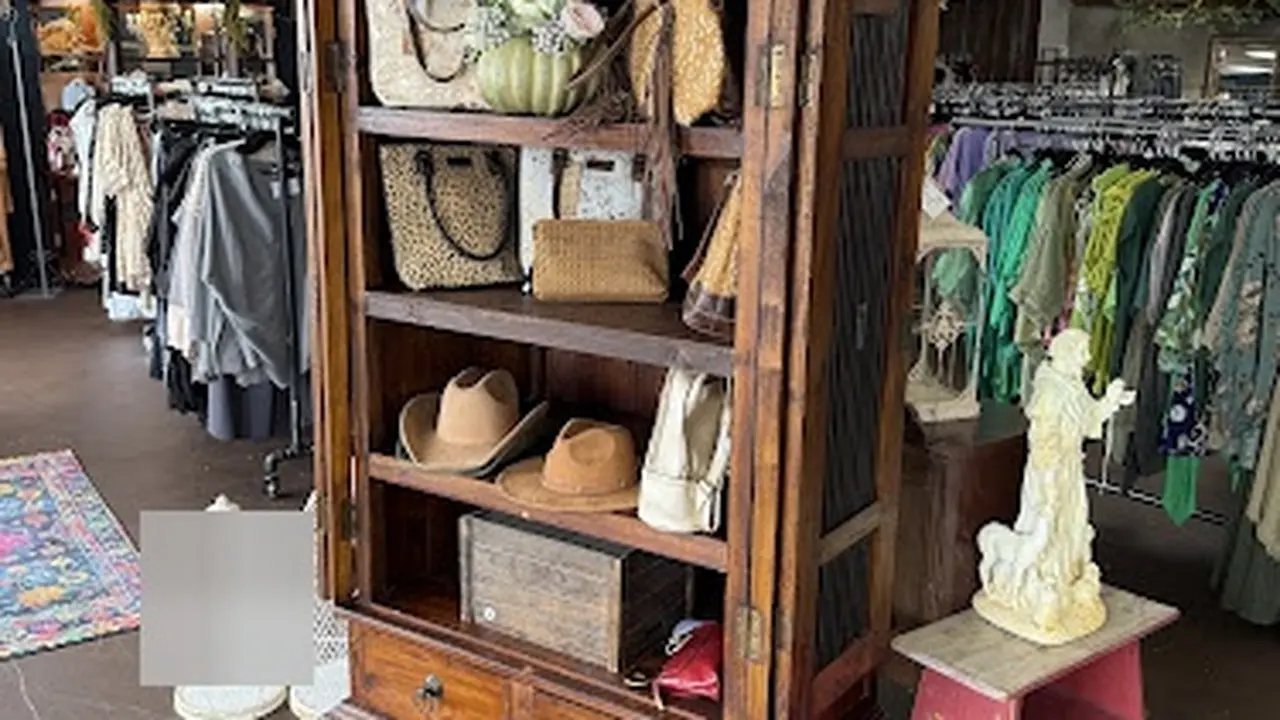 Consignment store in Madison, Alabama: Steel Magnolias Boutique & Home