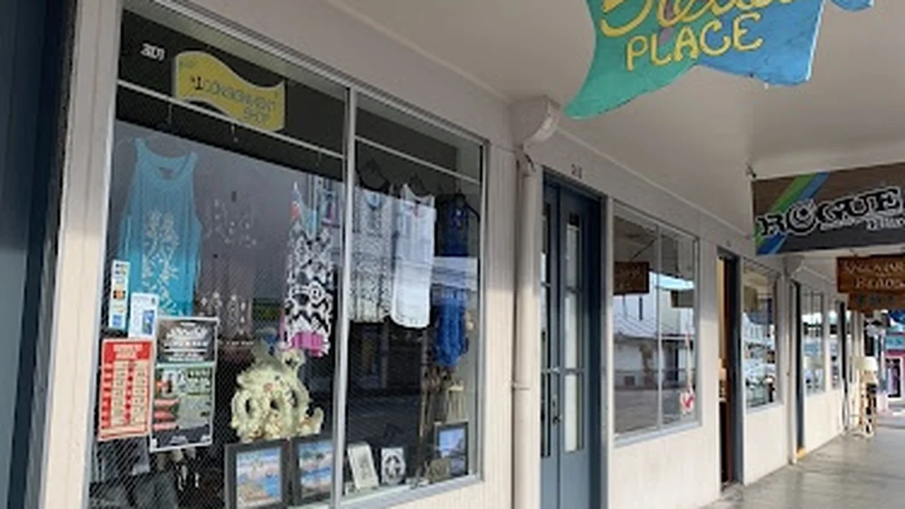 Consignment store in Hilo, Hawaii: Stella's Place
