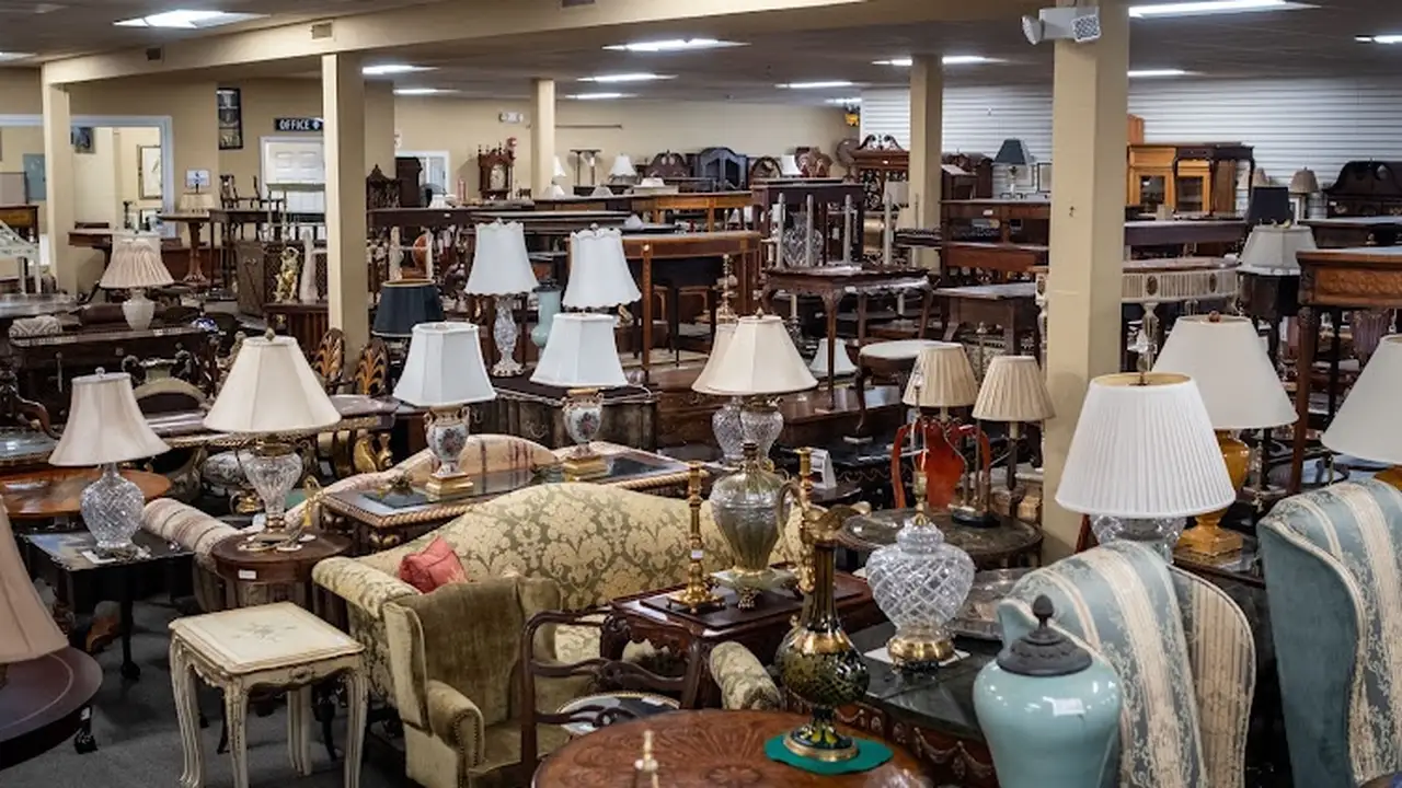 Consignment store in Perkasie, Pennsylvania: Stenella Antiques
