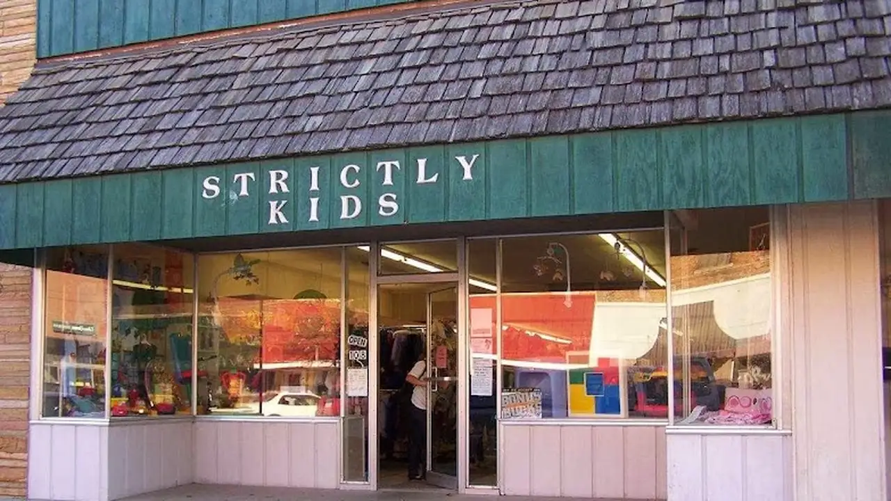 Consignment store in Gibson City, Illinois: Strictly Kids Resale Shop