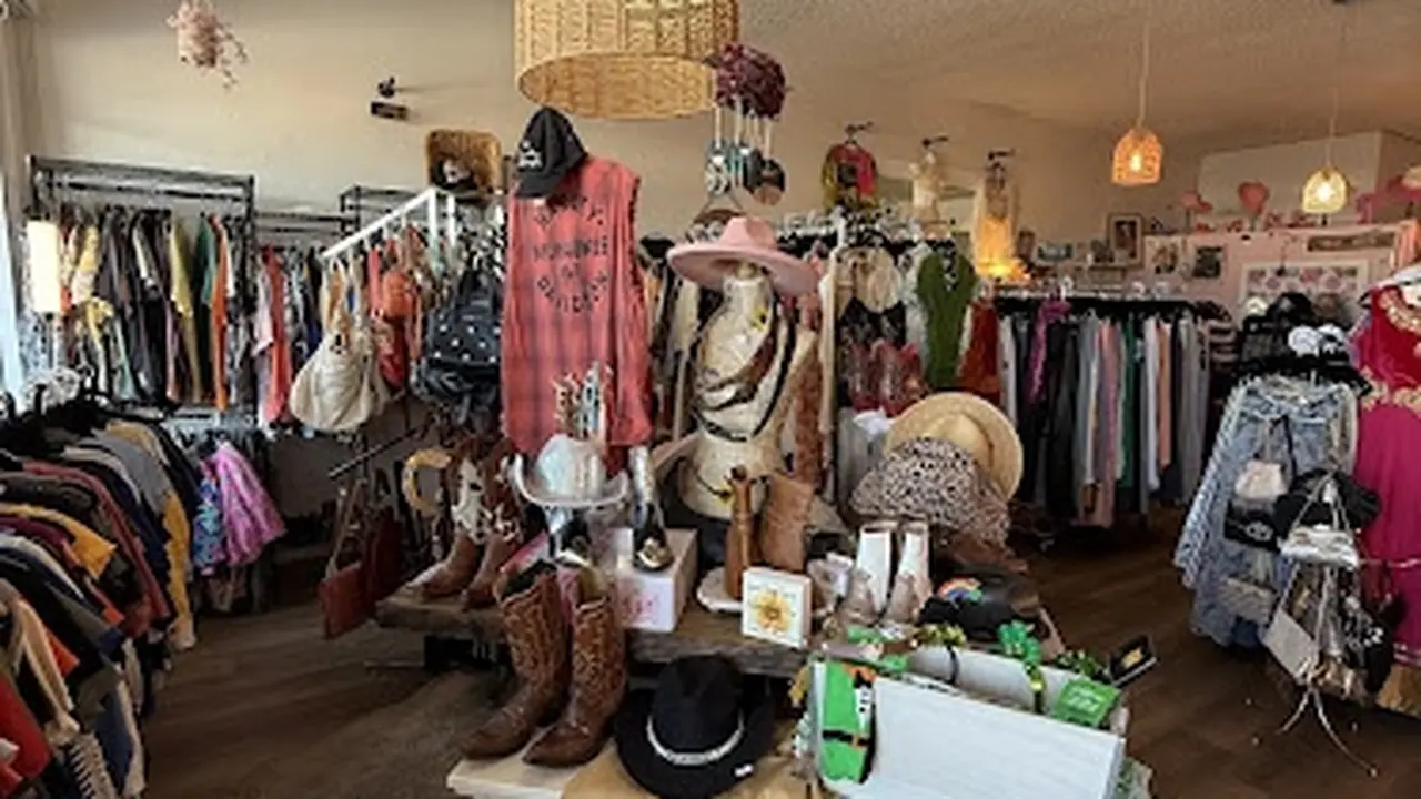 Consignment store in Tarpon Springs, Florida: Sunshine Eco-Finds Resale Boutique