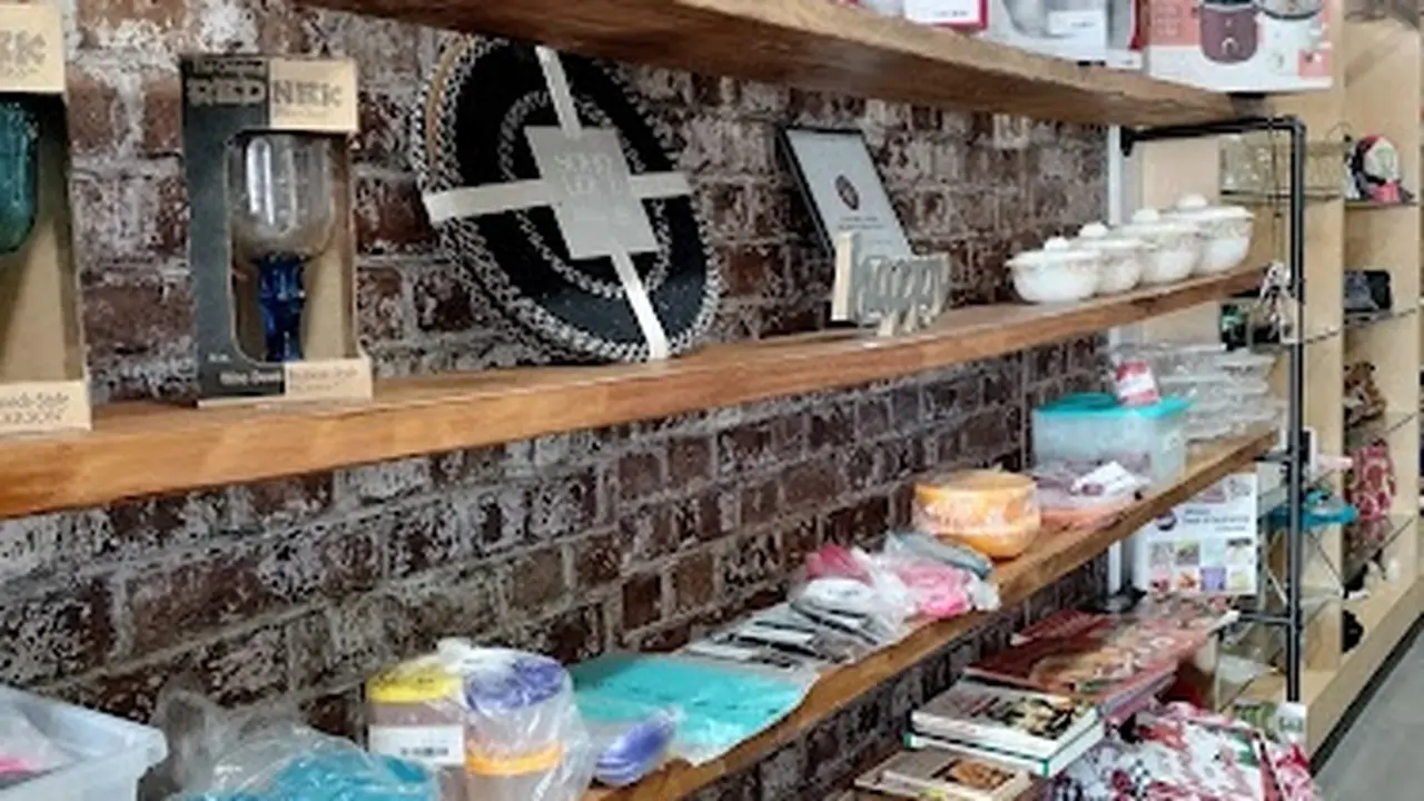 Consignment store in Poteet, Texas: Surprise Me