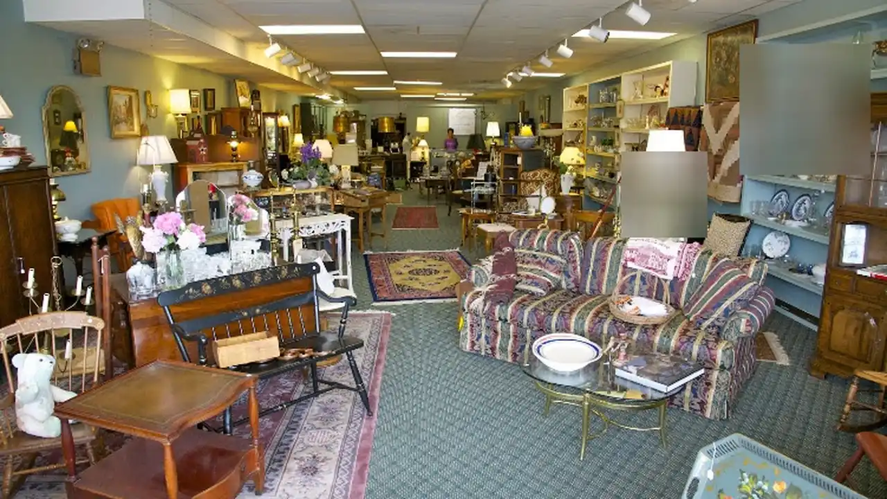 Consignment store in Berwyn, Pennsylvania: Surrey Consignment Shop