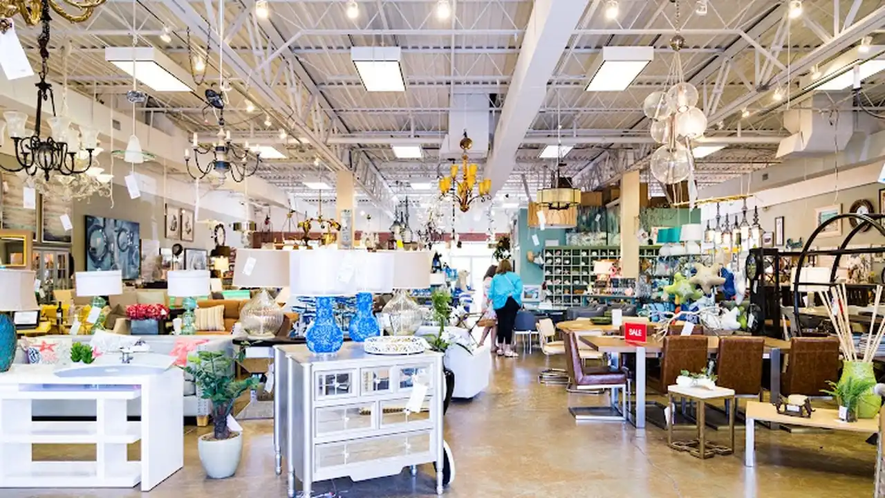 Consignment store in Naples, Florida: Surroundings