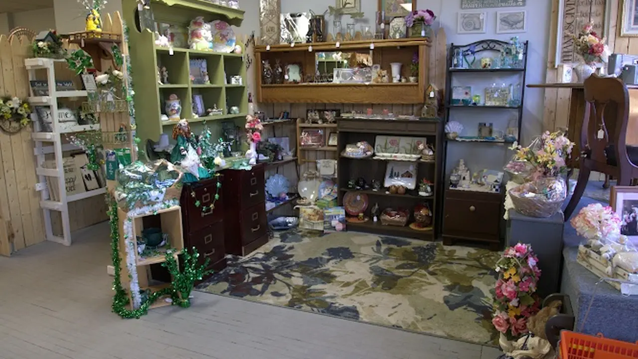 Consignment store in Fremont, Michigan: Susan K's Vendors, Art & Gifts