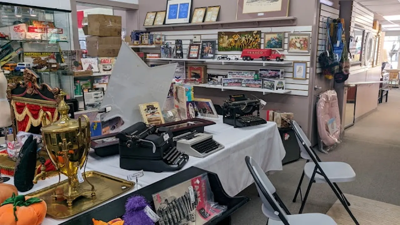 Consignment store in Acton, Massachusetts: Tables To Teapots