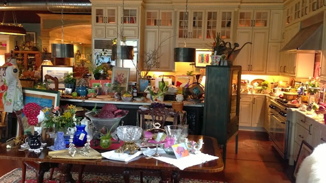Consignment store in Williamsville, New York: Tesori
