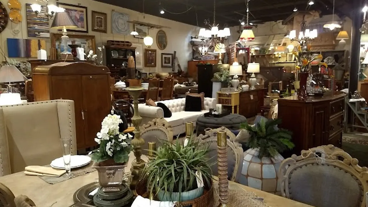 Consignment store in Ozark, Missouri: The Avant Garde'n