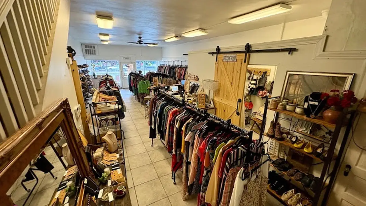 Consignment store in Madison, Indiana: The Back Porch Boutique