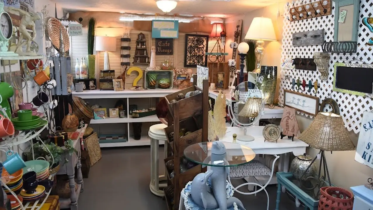 Consignment store in Bradenton, Florida: The Blue Flamingo
