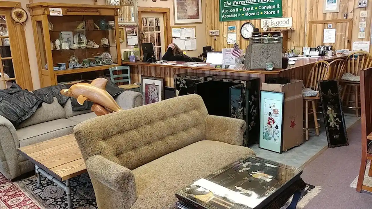 Consignment store in Salisbury, Massachusetts: The Catch-All