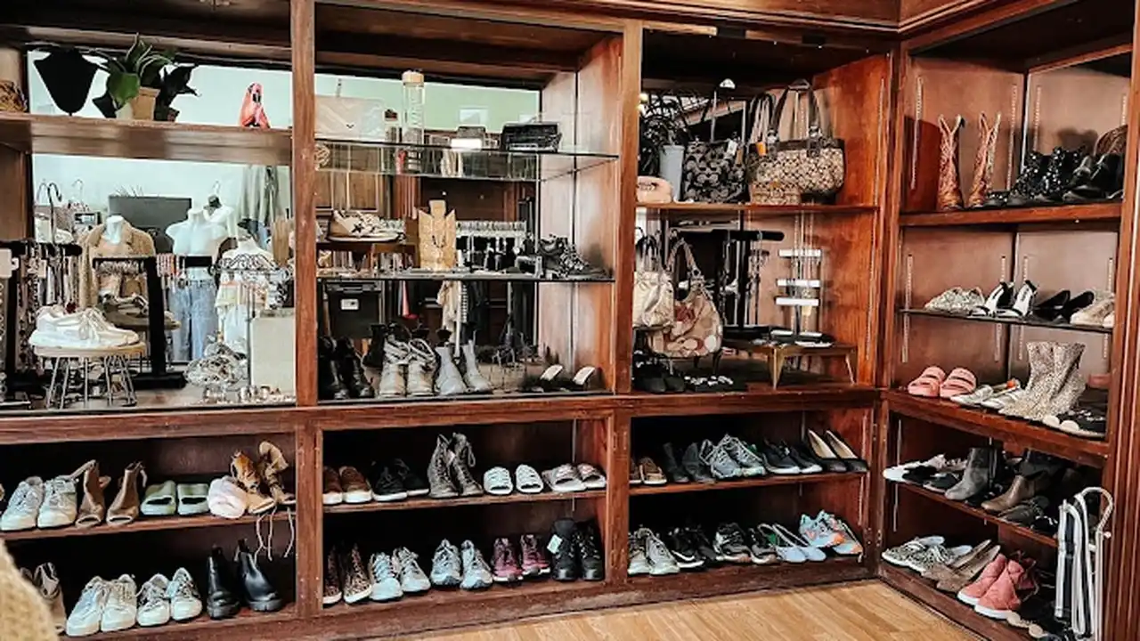 Consignment store in Benton, Arkansas: The Consignment Bar, Benton