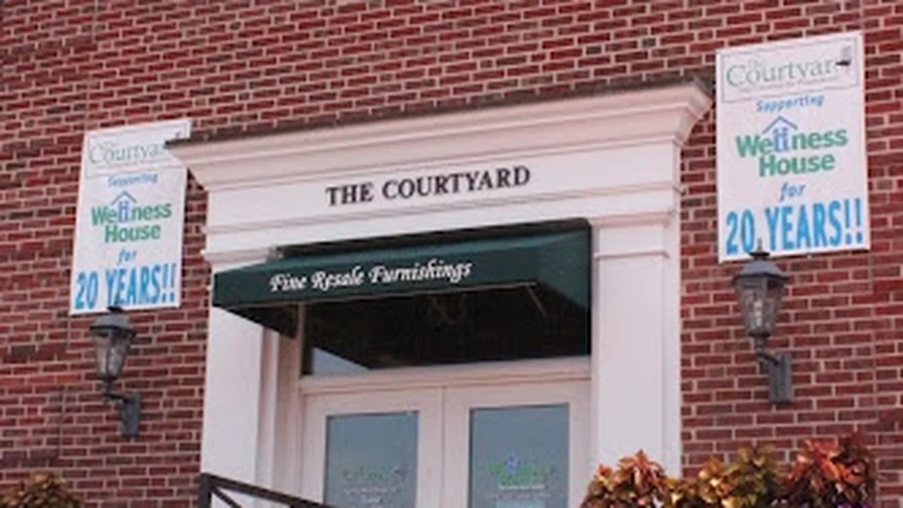 Consignment store in Hinsdale, Illinois: The Courtyard