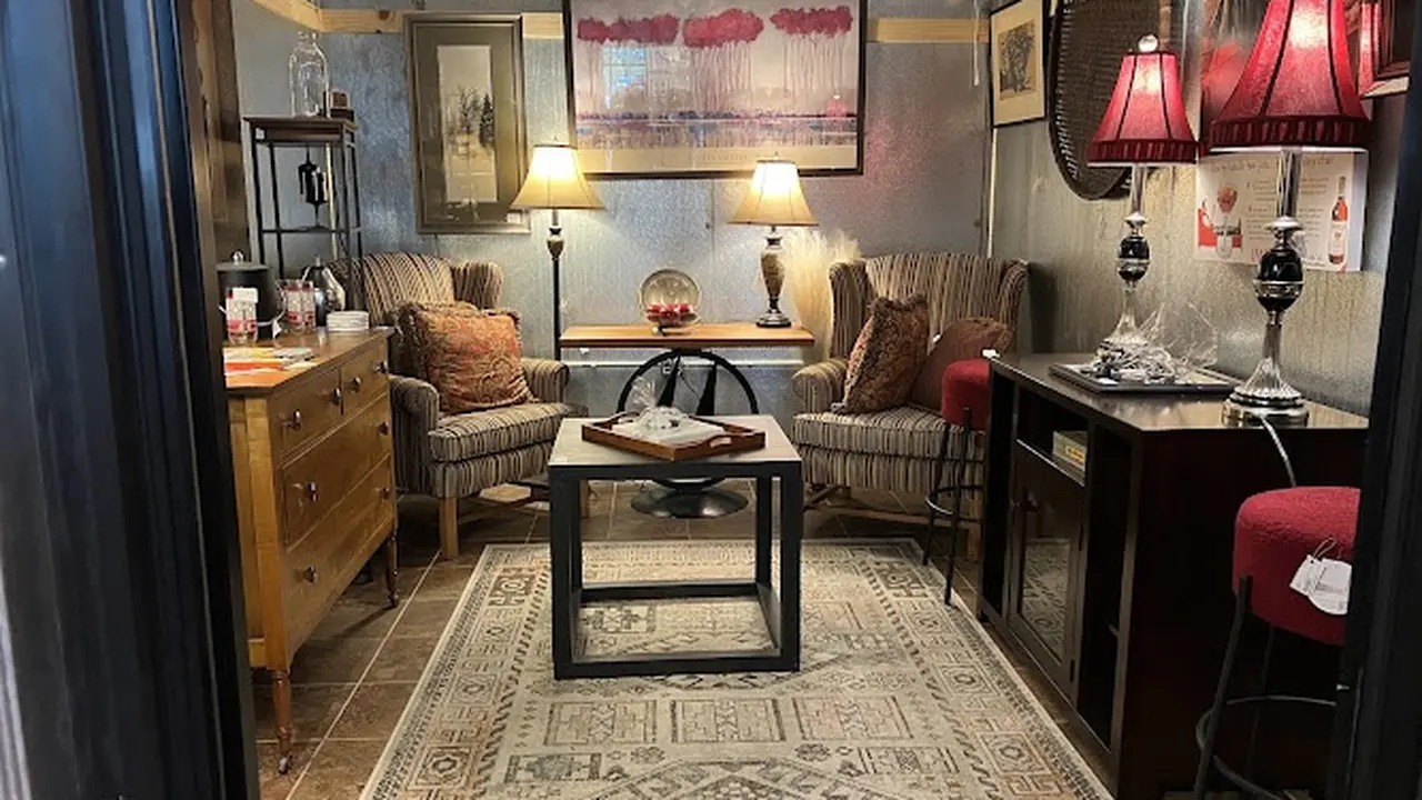 Consignment store in Cambridge, Wisconsin: The Cozy Home Cambridge