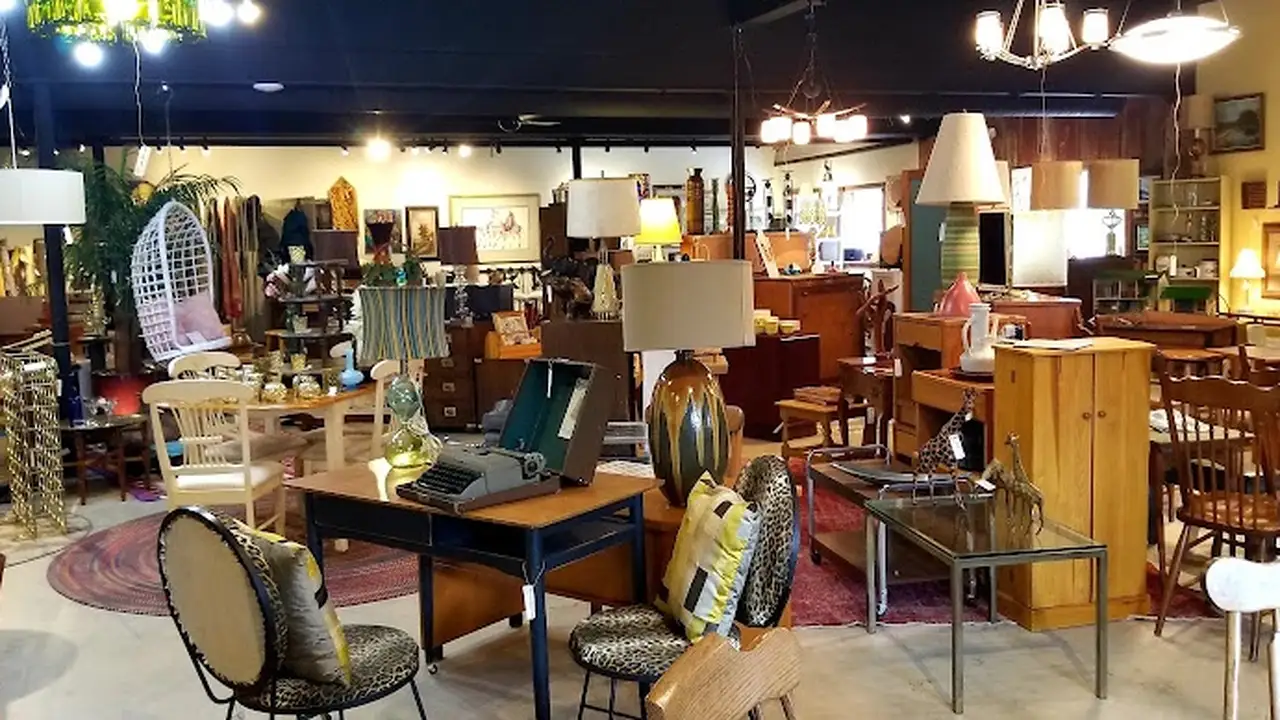 Consignment store in Monona, Wisconsin: The Cozy Home