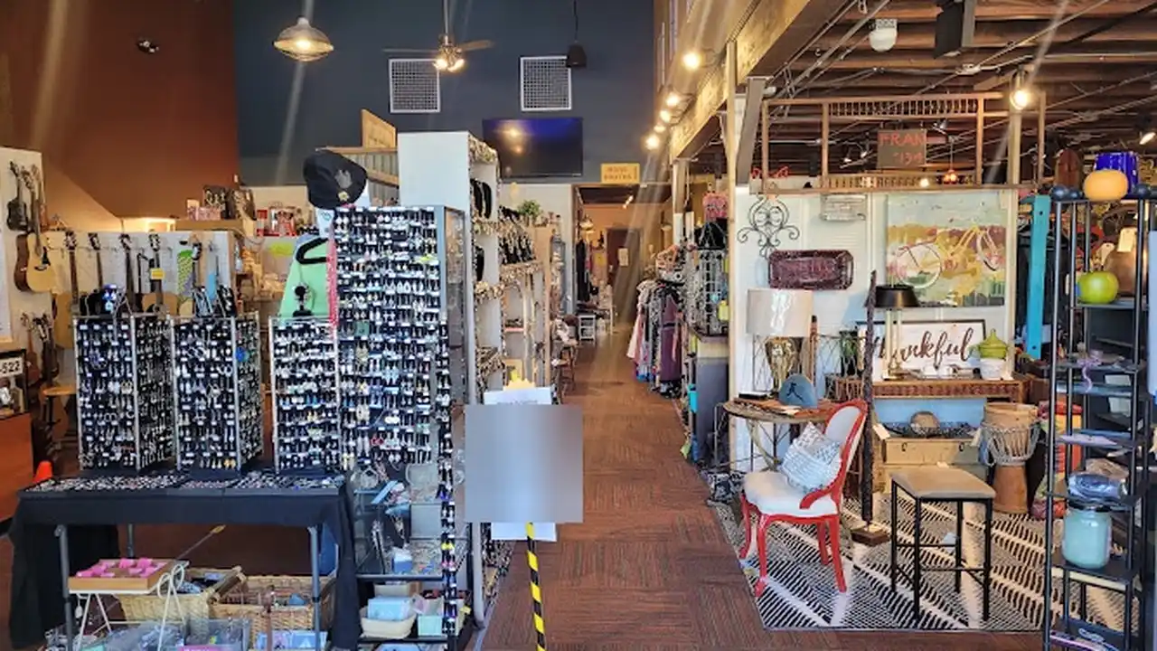 Consignment store in Lake Oswego, Oregon: The Garage Sale Warehouse