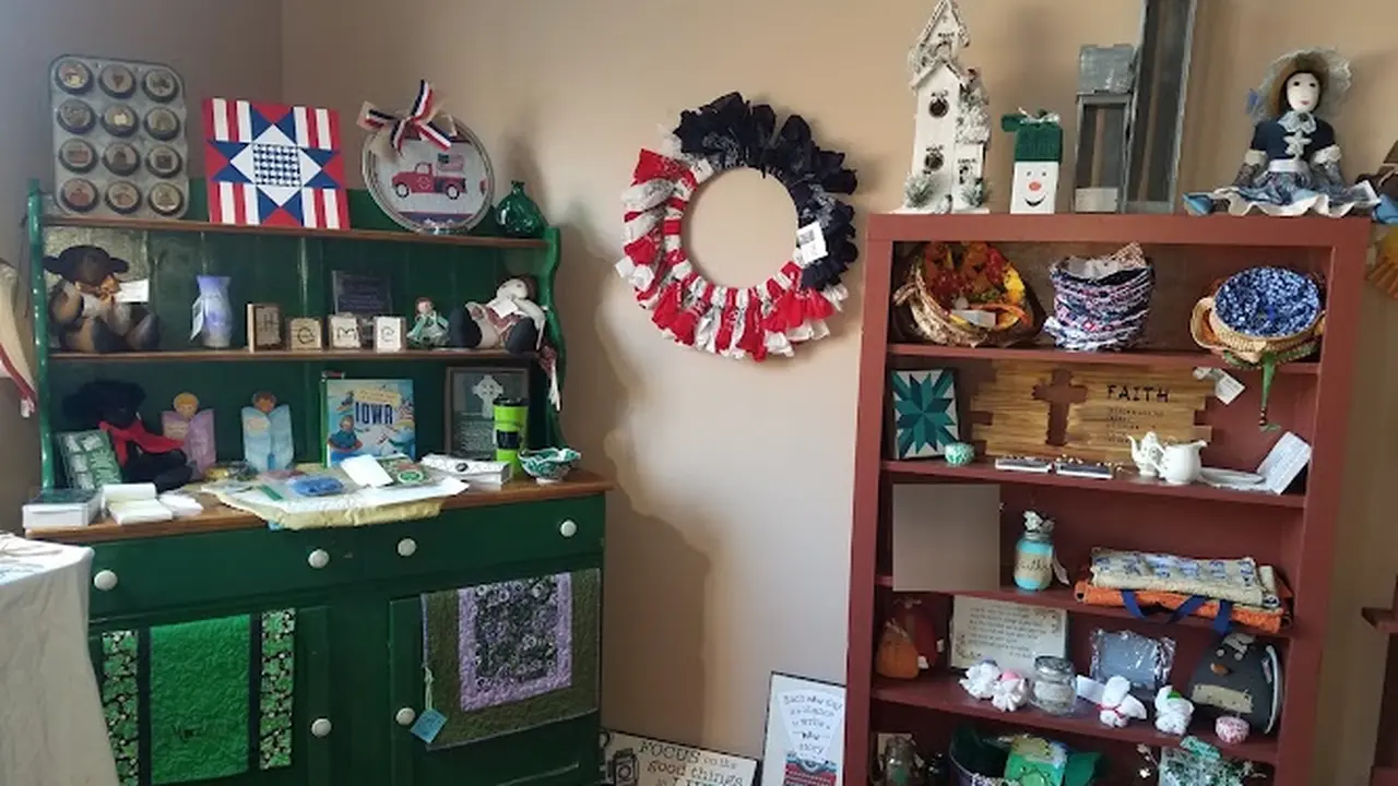 Consignment store in Melrose, Iowa: The Gathering Place