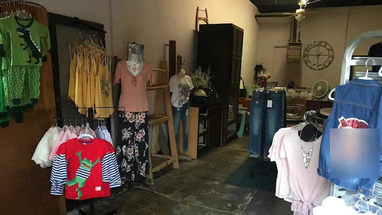 Consignment store in Wynnewood, Oklahoma: The Grasshopper Gallery