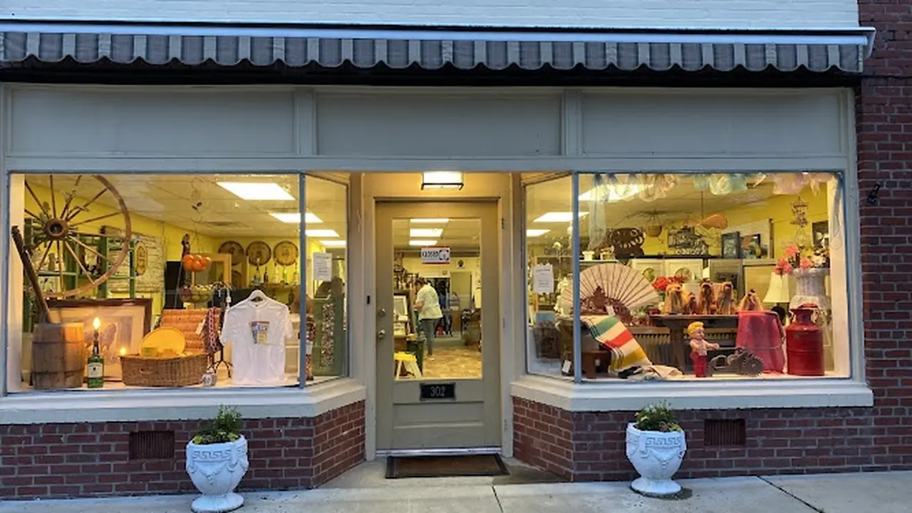 Consignment store in Mathews, Virginia: The Gypsy's Wagon