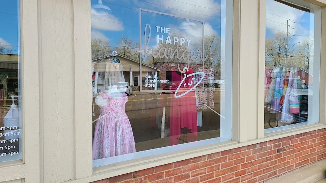 Consignment store in Ecru, Mississippi: The Happy Hanger