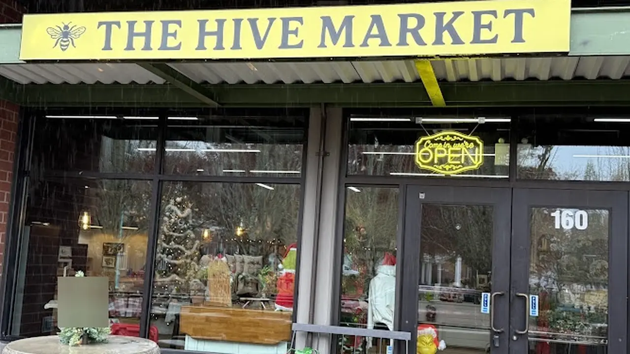 Consignment store in DuPont, Washington: The Hive Market