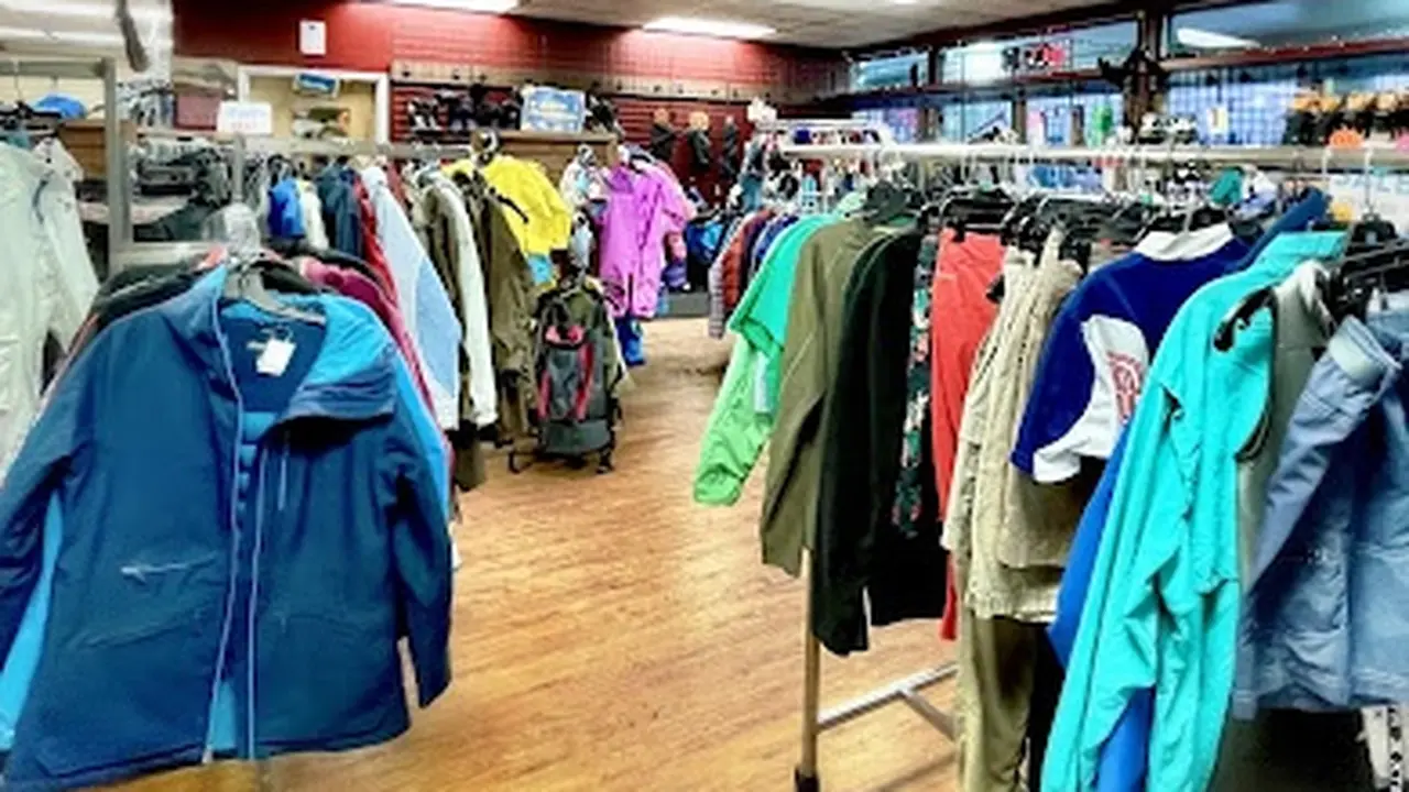 Consignment store in Anchorage, Alaska: The Hoarding Marmot