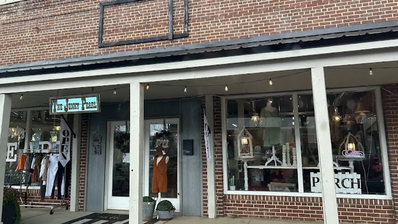 Consignment store in Atmore, Alabama: The Junky Pearl