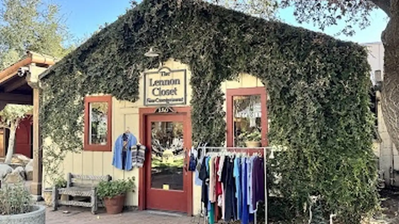 Consignment store in Ojai, California: The Lennon Closet fine consignment