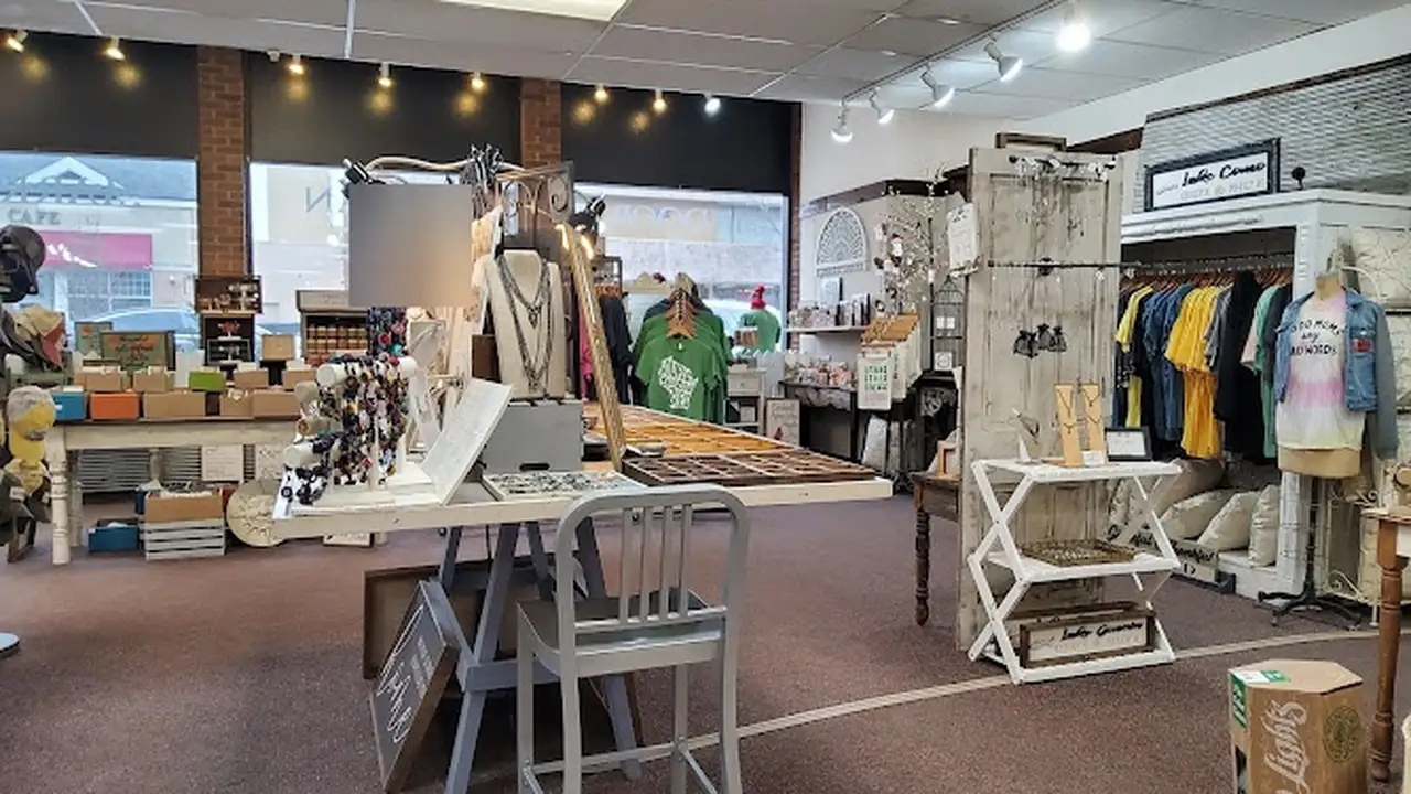 Consignment store in Lake Geneva, Wisconsin: The Market of Lake Geneva