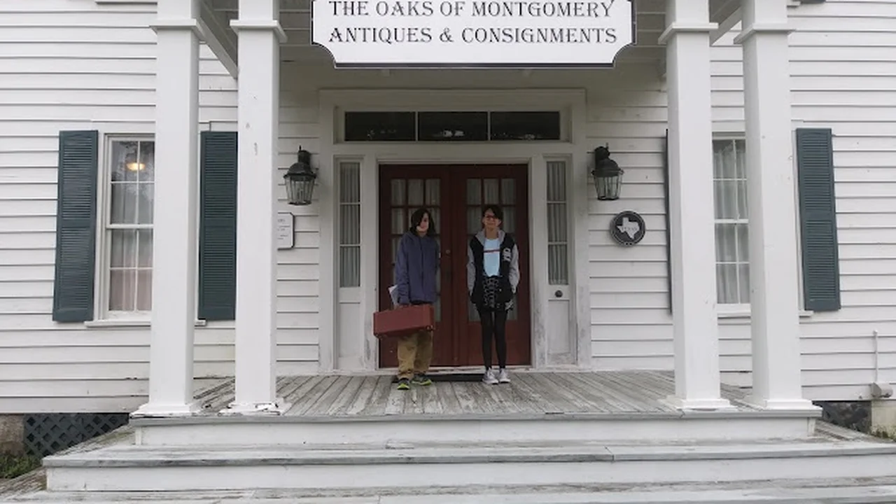 Consignment store in Montgomery, Texas: The Oaks of Montgomery Antiques