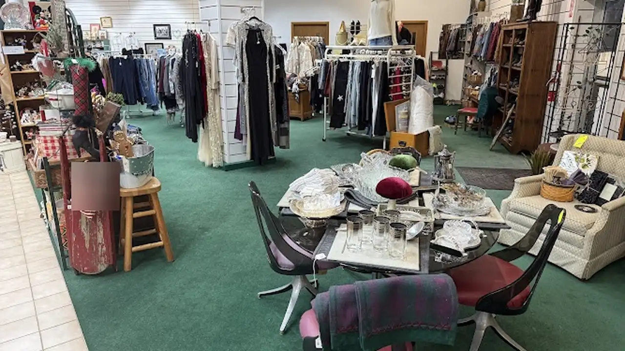 Consignment store in Loves Park, Illinois: The Pickin Chicks Upscale Resale, Gifts and More