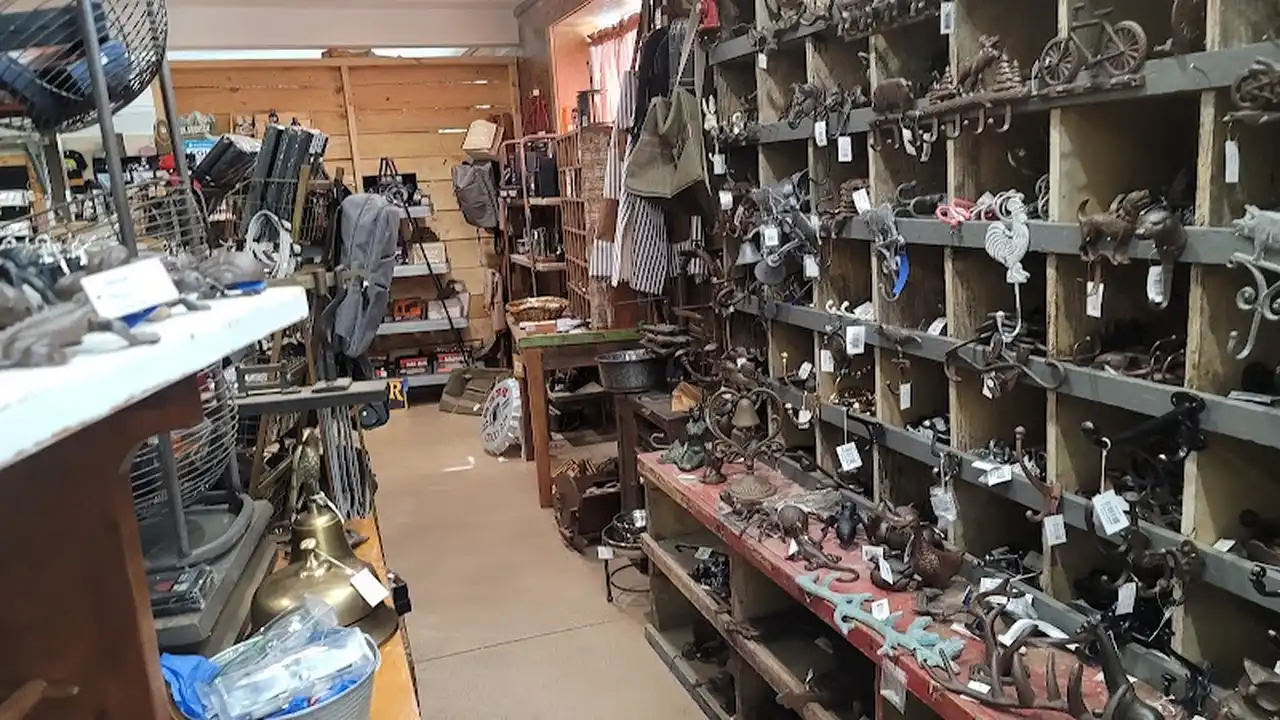 Consignment store in Bucyrus, Ohio: The Pickwick Place