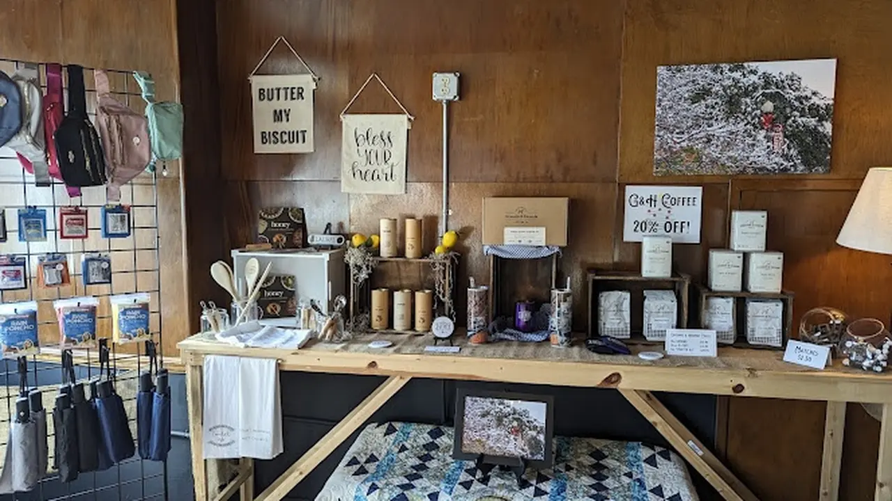 Consignment store in Laurel, Mississippi: The Plaid Pecan Consignment & Boutique
