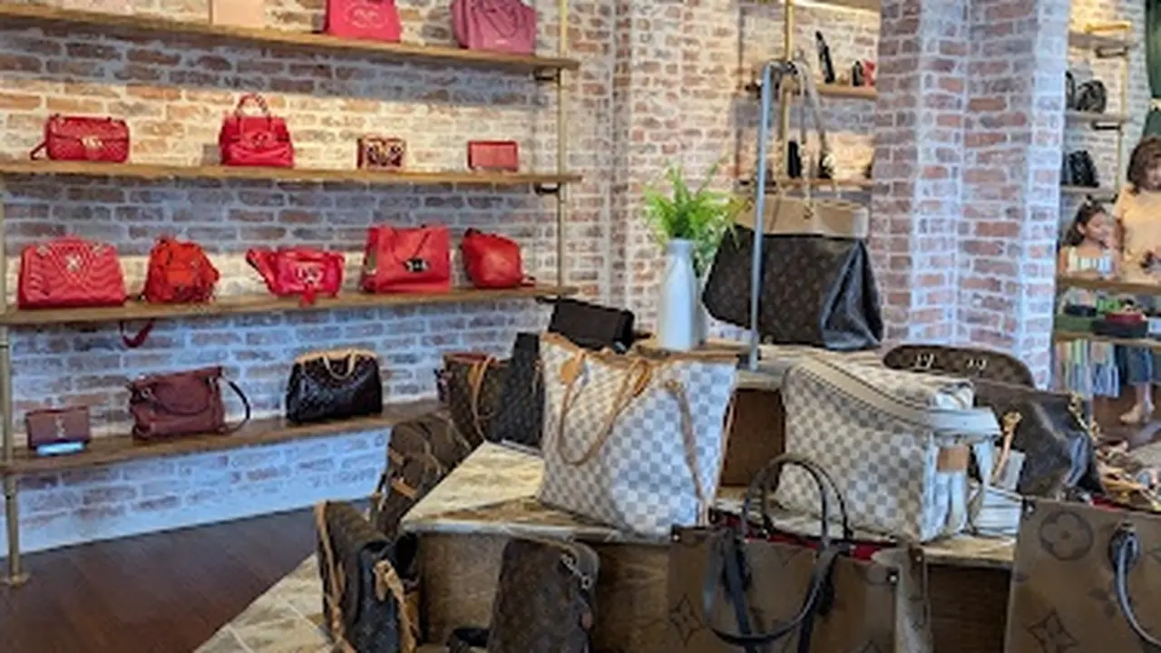 Consignment store in Boca Raton, Florida: The Purse Ladies
