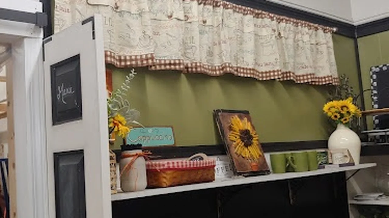 Consignment store in Chester, South Carolina: The Rainbow Rooster Boutique