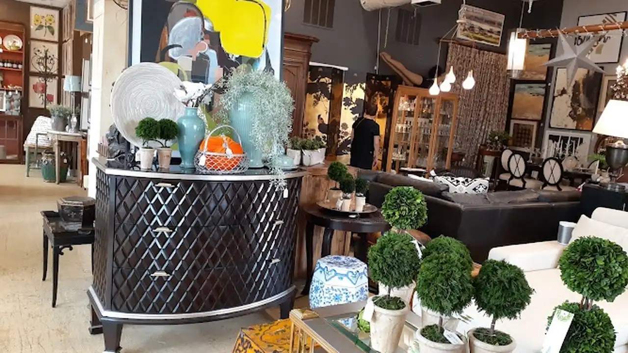 Consignment store in Brentwood, Missouri: The Refind Room-Fine Furniture Consignment