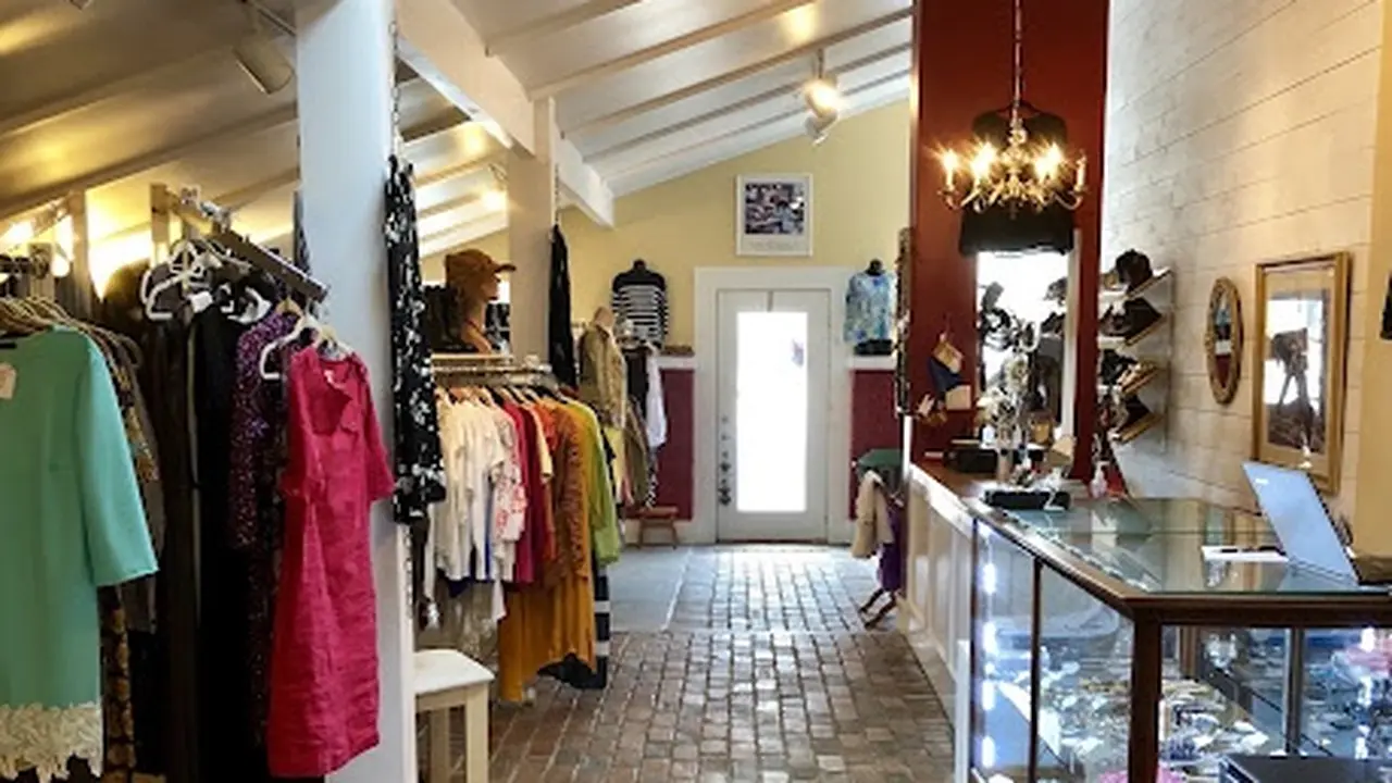 Consignment store in Suttons Bay, Michigan: The Roost Consignment Boutique
