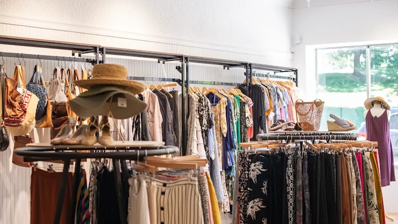 Consignment store in Quincy, Massachusetts: The Round Rack