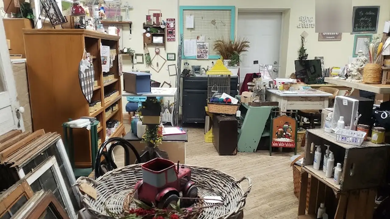 Consignment store in Cedar Springs, Michigan: The Rustic Roof
