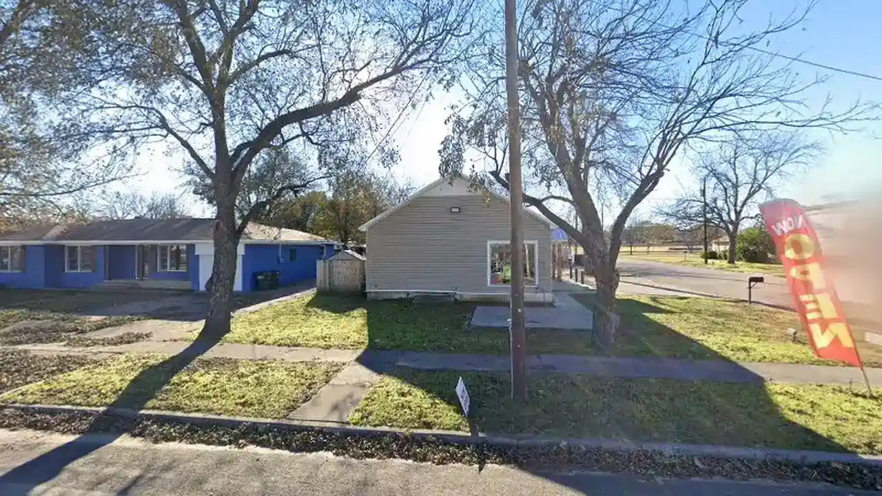 Consignment store in Clifton, Texas: THE RUSTY BUCKET