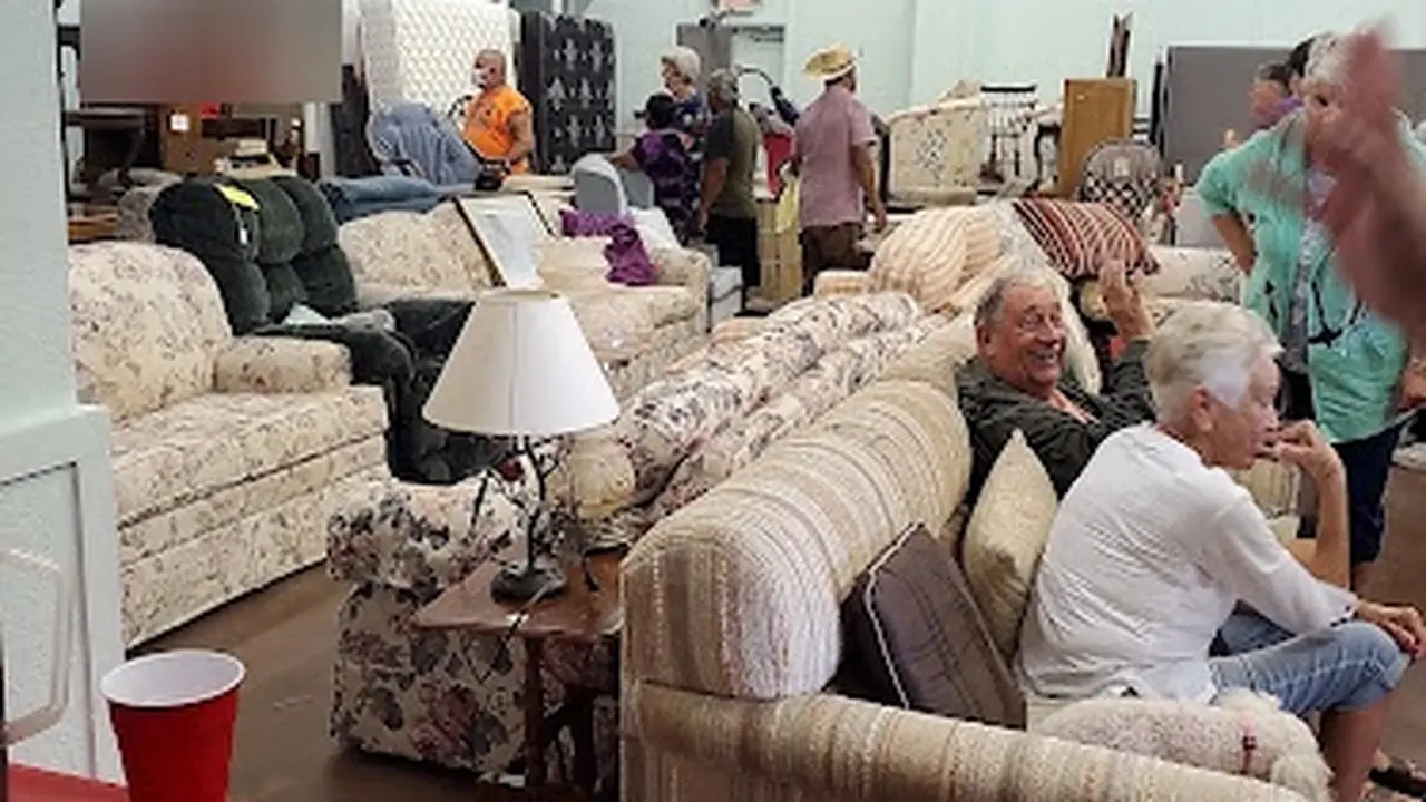 Consignment store in Avon Park, Florida: The Treasure Chest for Hands for Homeless