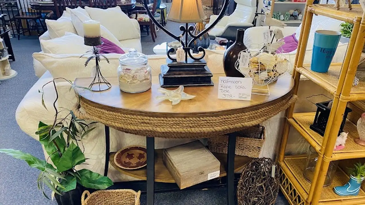 Consignment store in Punta Gorda, Florida: The Treasure Chest