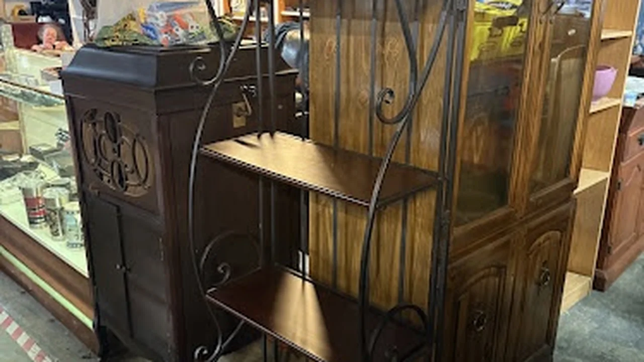 Consignment store in Hooksett, New Hampshire: The Underground Vault Used Furniture Warehouse