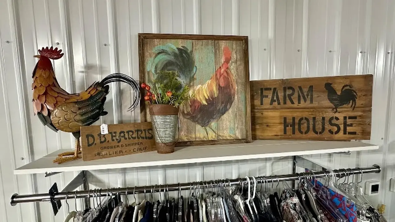 Consignment store in Carthage, Illinois: The Velvet Hanger